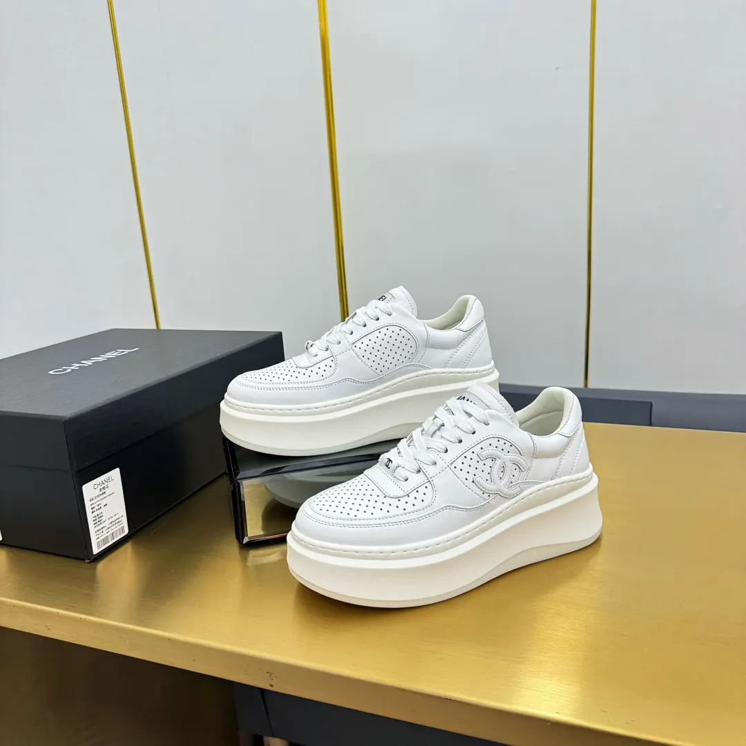 👟👟Ex-factory price 600👟👟 Upgraded version, upgraded version, upgraded version! No rebuttal accepted! ! ! ! Chanel Chanel panda shoes! 2025 counter's top casual sports shoes. This classic design; the upper is electro-embroidered with a variety of techniques; the outsole is fashionable and sporty; the unusual inclusion of a variety of color matching elements... The diversified mix and match is very good-looking and versatile, and can be used for leisure, fashion, sports, and outdoor... ꫛꫀꪝ Go➫ Materials: ❶Upper made of: original imported first-layer silk cowhide + original waterproof cloth + original first-layer cowhide ❷Inner lining: Original Yangli+Net ❸Outsole based on: Original TPU combination outsole Counter boutique packaging complete set for women 35–41 👉 👉